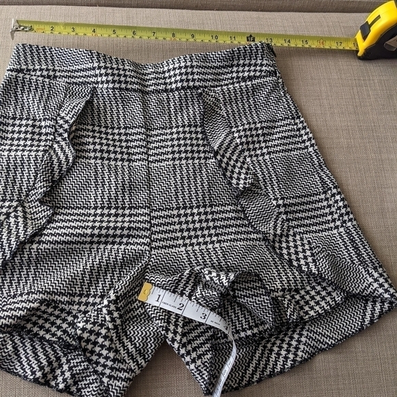 ZARA plaid houndstooth ruffle flounce shorts size small black white high rise @R - Picture 3 of 9